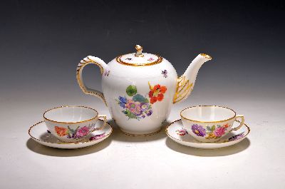 Teeservice Royal Copenhagen, Teekanne mit 8 Tassen mit UT, polychrome Blumenbukettmalerei, Goldstaffage