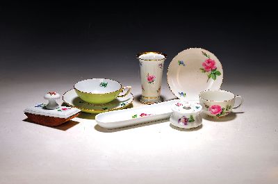 Lot Porzellanteile Meissen, um 1900 bis Pfeifferzeit, 2. Wahl: Teetasse mit UT, kupfergrüne, Streublumen, lindgrüne Unterseiten; Tasse mit UT, ...
