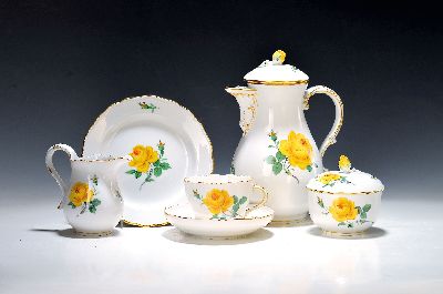 Kaffeeservice für 8 Personen, Meissen, 20. Jh., 2 Wahl, Dekor gelbe Rose, Goldränder, Kaffeekanne, Zuckerdose, Milchkännchen, 8 Tassen mit ...