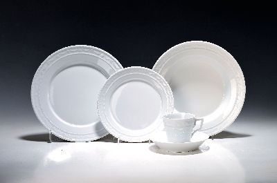 38 Serviceteile, KPM Berlin, 20. Jh., Modell Kurland, weiß, 8 flache Speiseteller, 6 tiefe Teller, 8 Desserteller, 8 Tassen mit Untertassen