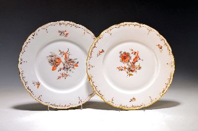 2 Teller, KPM Berlin, 20. Jh., Porzellan, reliefiert mit feiner Goldstaffage, feine Blumenmalerei in orange und grau, D. je ca. 28.5cm