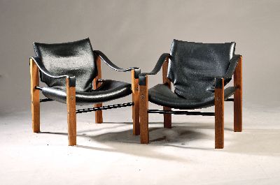 2 Safari Loungesessel, Arkana Scotland, Entwurf Maurice Burke, 1970er Jahre, Teak, schwarzes Leder, je ca. 71x62x62 cm, guter Zustand, EZ 2