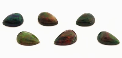 Lot 6 lose schwarze Opale, zus. ca. 16.36 ct, tropfenf. Cabochons in versch. Größen, intensives Farbspiel