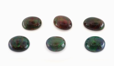 Lot 6 lose schwarze Opale, zus. ca. 20.71 ct, ovale Cabochons in versch. Größen, intensives Farbspiel