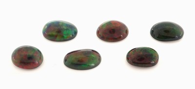 Lot 6 lose schwarze Opale, zus. ca. 18.44 ct, ovale Cabochons in versch. Größen, intensives Farbspiel