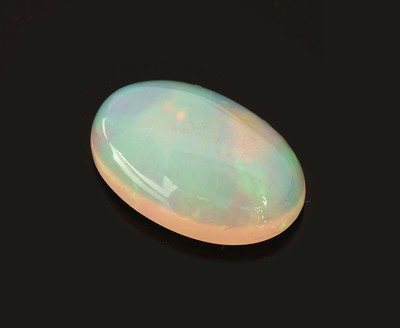 Loser weißer Opal, ca. 7.74 ct, ovaler Cabochon, Farbspiel in Blau, Grün und Rot, ca.18.77 x 12.74 x 6.77 mm, Herkunft Äthiopien