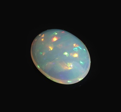 Loser weißer Opal, ca. 7.84 ct, ovaler Cabochon, Farbspiel in Grün, Blau und Rot, ca.16.90 x 13.53 x 6.99 mm, Herkunft Äthiopien