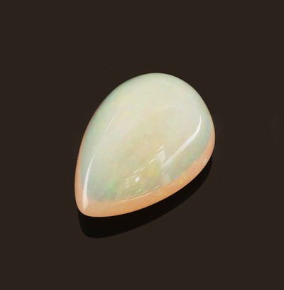 Loser weißer Opal, ca. 13.05 ct, tropfenf. Cabochon, Farbspiel in Grün, Blau und Rot, ca.19.72 x 14.64 x 10.19 mm, Herkunft Äthiopien