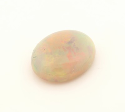 Loser weißer Opal, ca. 7.47 ct, ovaler Cabochon, Farbspiel in Rot, Blau, Grün und Gelb, ca. 17.34 x 13.94 x 5.96 mm, Herkunft Äthiopien