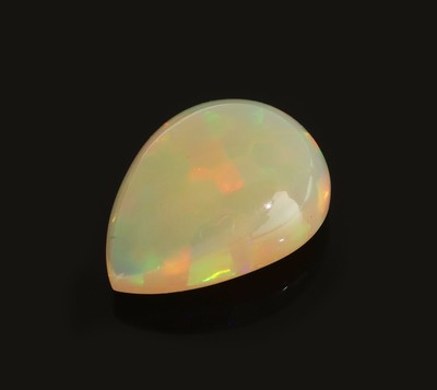 Loser weißer Opal, ca. 5.25 ct, tropfenf. Cabochon, Farbspiel in Grün, Blau und Rot, ca.16.07 x 11.97 x 6.88 mm, Herkunft Äthiopien