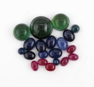 Lot lose Farbsteine, Saphir-Cabochons zus. ca.14.25 ct, Rubin-Cabochons zus. ca. 4.62 ct, 3 Turmalin-Cabochons zus. ca. 17.29 ct, Ausfassware, teilw. ...