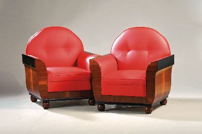 Paar Armlehn- bzw. Clubsessel des Art Deco, 1920/30er-Jahre, Nußbaum, rote Kunstlederbezüge sekundär, geschwärzte Zierelemente, Kugelfüße, ...