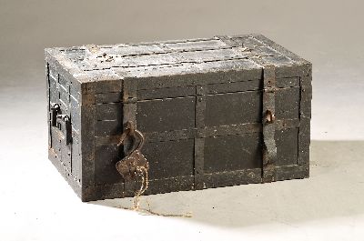 Eisenkassette/Kriegskassette, 18.Jh., Eisen geschmiedete Bänder, extra Schloss mit Schlüssel, ca. 40 x 78 x 47 cm, EZ 3