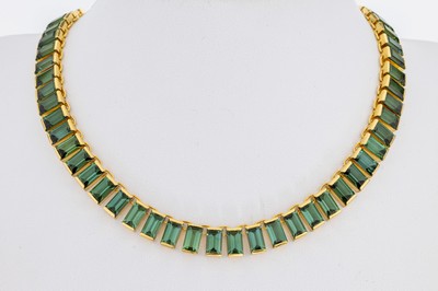 18 kt Gold Turmalin-Collier, GG 750/000, 70 grüne brasilianische Turmalin-Baguettes von feiner Farbe zus. ca. 64.48 ct, L. ca. 40-43 cm, ca. 54.4 ...