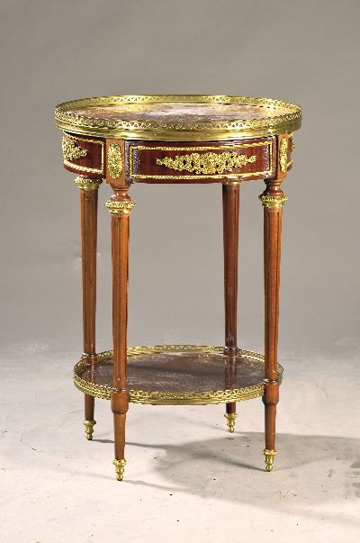 Runder Beistelltisch, Frankreich, um 1860, Mahagonifurnier, runde eingelassene Marmorplatte, mit aufwendigen Messingapplikationen verziert, H. ca. 82 ...