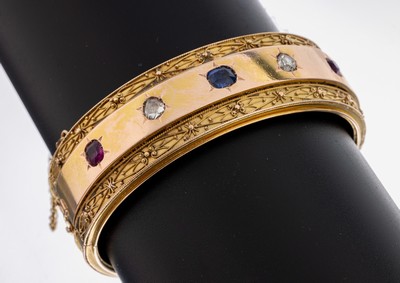 14 kt Gold Saphir-Diamant-Rubin-Armreif, um 1880-1900, RG 585/000 gepr., nachträglich vergoldet, fein ausgeführte aufgelegte Golddrähte, 1 Saphir ...