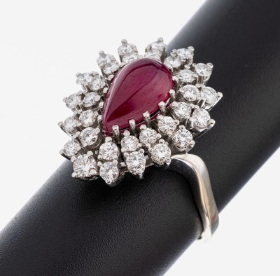 18 kt Gold Rubin-Brillant-Ring, WG 750/000,mittig tropfenf. Rubin-Cabochon ca. 4.0 ct, 31 Brillanten zus. ca. 1.20 ct feines Weiß- Weiß/vs-si, RW ...