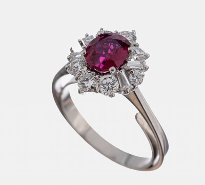 18 kt Gold Rubin-Diamant-Ring, WG 750/000, mittig erhaben gefasster ovalfacett. Rubin ca.1.00 ct, sehr schöne Farbe, 4 Diamanttrapeze und 7 ...