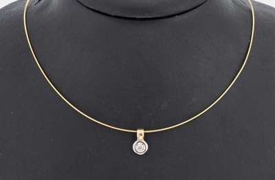 14 kt Gold Brillant-Anhänger, GG/WG 585/000, Brillant ca. 0.12 ct Weiß/p, an Halsreif, GG 375/000, L. ca. 45 cm, Karabinerschließe, ca. 4.0 g