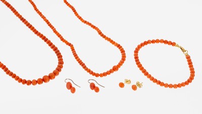 Korallen-Konvolut, best. aus: 1 Collier, L.ca. 79 cm, Korallenkugeln, D. ca. 2.9-6.1 mm, Federringschließe, Metall verg., 1 Collier, L.ca. 49 cm, ...