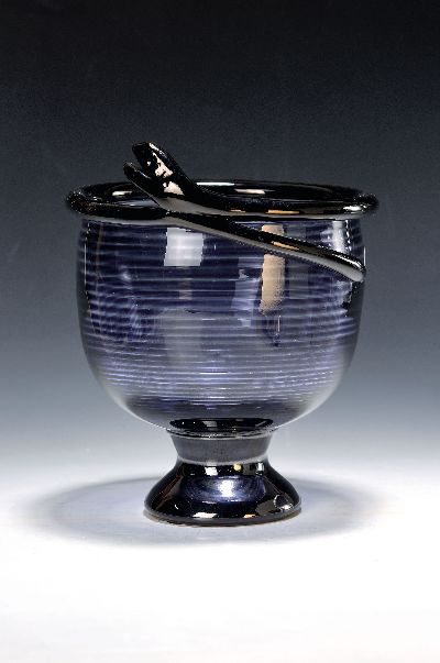 Schale, Ulrica Hyndman-Vallien (1938-2018), Kosta Boda Schweden, farbloses Glas mit violett eingeschmolzenen Streifen, Fuß und oberer Rand schwarzes ...