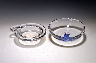 2 Glasschalen, Kosta Boda, Schweden, 1x BertilVallien (1938-2018), Vallien: im Boden eingeschmolzene blau/rote Maske, signiert, H. ca. 7.5cm, D. ca. ...
