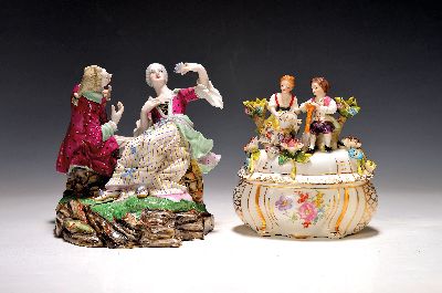 Porzellanfigur und Deckeldose, 20. Jh., Porzellangruppe nach Höchster Vorbild, 2.Hälfte 20. Jh., Imitatmarke, bemalt, ca. 17.5 x 17 cm, ...