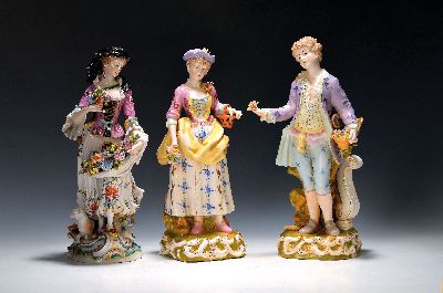 Drei große Porzellanfiguren, 2.Hälfte 20. Jh., 1. wohl Bohne Rudolstadt, Gärtnerin mit Lamm und Blumenkorb, leicht best., bemalt, H. ca. 36 cm; 2. ...