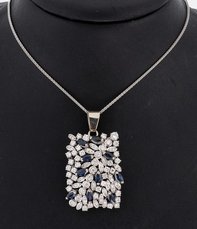 18 kt Gold Brillant-Saphir-Anhänger, WG 750/000, qualitätvolle Verarbeitung, 85 Brillanten zus. ca. 2.60 ct Weiß/vs-si, 10 Saphirnavettes zus. ...