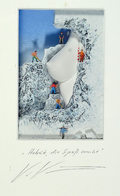 Volker Kühn, geb. 1948, "Arbeit, die Spaß macht", 3D-Objekt im Objektkasten hinter Glas,bez. und handsigniert, 12,5x8 cm, Rahmen 29x26cm