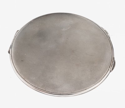 Puderdose, Schweden, 1920-30, 835er Silber,rund, fein guillochierte Oberfläche, schlichter Rand, innen Spiegel und Puder, D. ca. 10 cm, ca. 142 g, ...