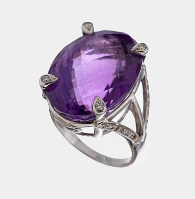 18 kt Gold Amethyst-Brillant-Ring, WG 750/000, hoch aufgebauter Ringkopf, ovaler Amethyst im Bufftop-Schliff ca. 14.00 ct, 39 Brillanten zus. ca. ...