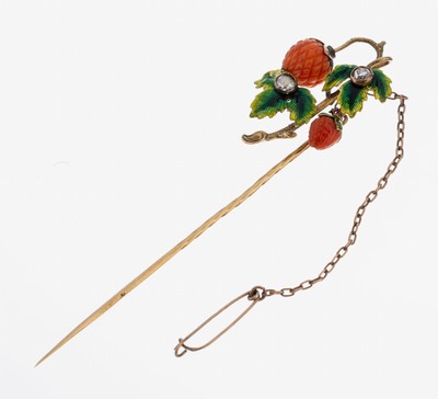 14 kt Gold Korallen-Diamant-Anstecknadel, um 1900, GG 585/000 gepr., Kopf mit Erdbeerdekor, Früchte aus Koralle geschnitten,Blätter polychrom ...