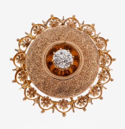 14 kt Gold Diamant-Brosche, um 1880-1900, GG 585/000 gepr., sehr gute Verarbeitung, rund, mittleres Ornament grav., Zierrand aus Blüten, mittig ...