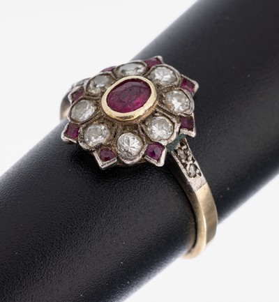 14 kt Gold Rubin-Diamant-Ring, GG 585/000 gepr., Ringkopf schauseitig Silber, mittig ovalfacett. Rubin und kl. facett. Rubine zus. ca. 0.50 ct, 8 ...