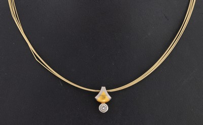 18 kt Gold Brillant-Anhänger, GG/WG 750/000, Brillant ca. 0.18 ct Weiß/si, an 5-reihigem Halsreif, GG 585/000, (Knicke), L. ca. 44 cm, ca. 10.8 g