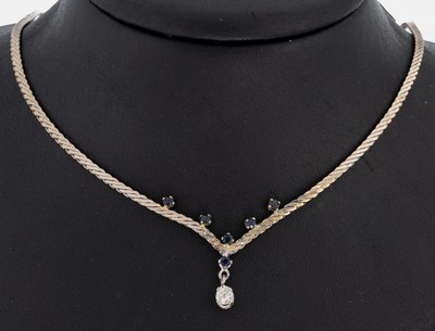 14 kt Gold Brillant-Saphir-Collier, WG 585/000, 1 Brillant ca. 0.30 ct Weiß/p, 6 rundfacett. Saphire zus. ca. 0.20 ct, L. ca. 44 cm, Kastenschloss ...