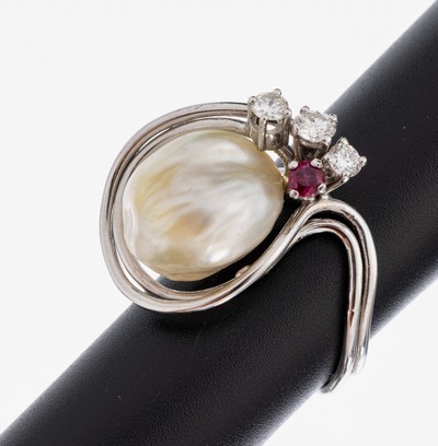 14 kt Gold Perl-Brillant-Rubin-Ring, WG 585/000, außergewöhnliche Gestaltung, barocke Zuchtperle, 3 Brillanten zus. ca. 0.60 ct Weiß/si, seitl. ...