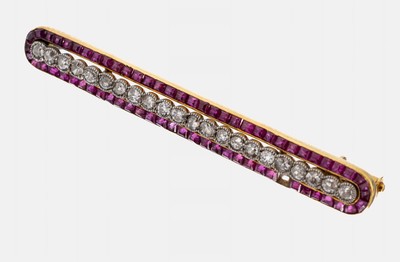 18 kt Gold Diamant-Rubin-Brosche, um 1920, GG 750/000 gepr., länglich oval, 22 Altschliffdiamanten zus. ca. 0.85 ct Weiß/si-p1, eingeschliffene ...