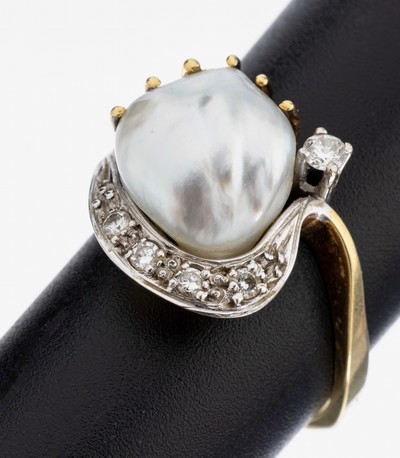 14 kt Gold Perl-Brillant-Ring, GG 585/000, mittig barocke Zuchtperle, 5 Brillanten zus. ca. 0.17 ct Weiß/p, RW 59, ca. 6.7 g