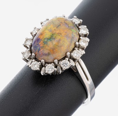 18 kt Gold Opal-Brillant-Ring, 1970er Jahre, WG 750/000, mittig ovaler Opalcabochon ca. 7.0 ct, Farbspiel in Rot, Blau und Grün, 12 Brillanten zus. ...
