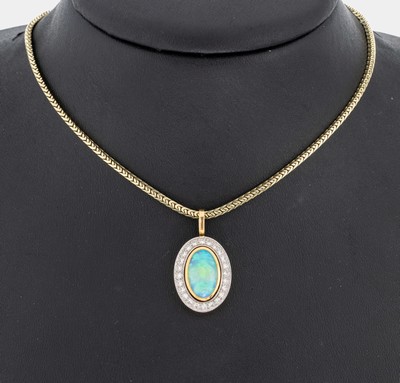 18 kt Gold Opal-Diamant-Anhänger, GG/WG 750/000, mittig mit ovalem Opalcabochon ca. 3.10 ct, umgeben von in WG gefassten 25 8/8- Diamanten zus. ca. ...