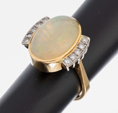 18 kt Gold Opal-Diamant-Ring, GG/WG 750/000, ovaler Opalcabochon ca. 6.0 ct, verb., seitl. 10 in WG gefasster 8/8-Diamantenzus. ca. 0.30 ct ...