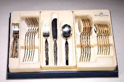 Speisebesteck für 12 Personen, Villeroy & Boch, 100er Versilberung, 12 Messer, 12 Gabeln, 12 Löffel, 12 Kaffeelöffel, 12 Kuchengabeln, ...