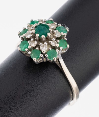 14 kt Gold Smaragd-Diamant-Ring, WG 585/000, 9 rundfacett. Smaragde zus. ca. 0.50 ct, 8 8/8-Diamanten zus. 0.10 ct Weiß/p, RW 61, ca. 3.1 g