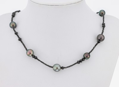 Tahitizuchtperl-Diamant-Collier mit 18 kt GoldSchließe, GG 750/000, 7 unrunde Perlen, nat. Merkmale, schwarze Rohdiamanten (beh.) inversch. ...