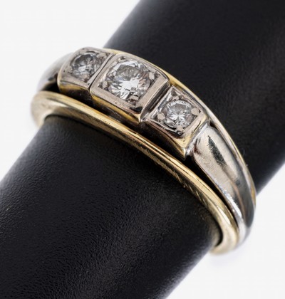 14 kt Gold Brillant-Ring, 1950er Jahre, GG/WG 585/000, 3 Brillanten zus. ca. 0.25 ct Weiß/si, RW 49, ca. 3.4 g