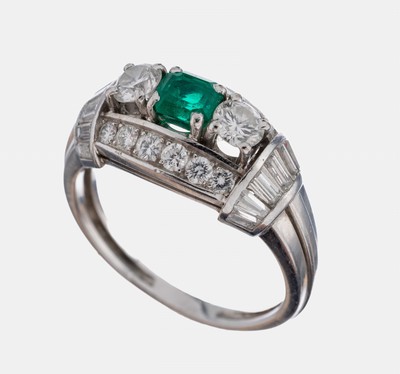 18 kt Gold Smaragd-Diamant-Ring, WG 750/000, Smaragd im Emerald-Cut ca. 0.35 ct, 14 Brillanten und 14 Diamantbaguettes zus. ca.1.25 ct Weiß/vs, RW ...