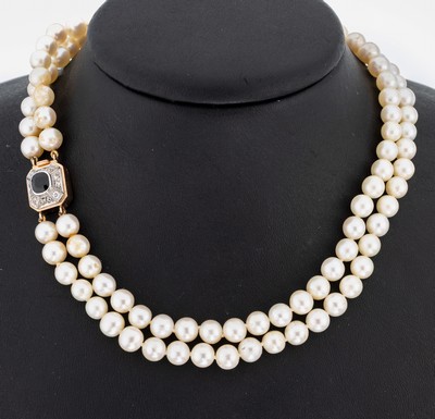 Perl-Collier mit 14 kt Gold Saphir-Diamant- Schmuckschließe, RG/WG 585/000, 2-rhg. Akoyazuchtperlen. D. ca. 7 mm, Kastenschloss mit Saphir im ...