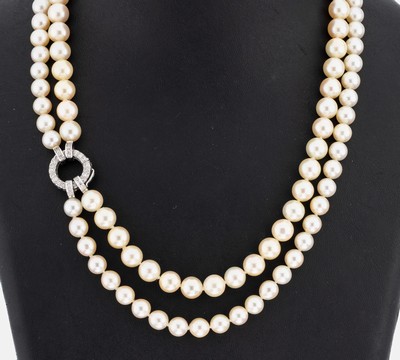 Perl-Collier mit 14 kt Gold Diamant- Schmuckschließe, WG 585/000, 2-rhg. Akoyazuchtperlen, D. ca. 7.0-8.5 mm, runde Klappschließe mit ...